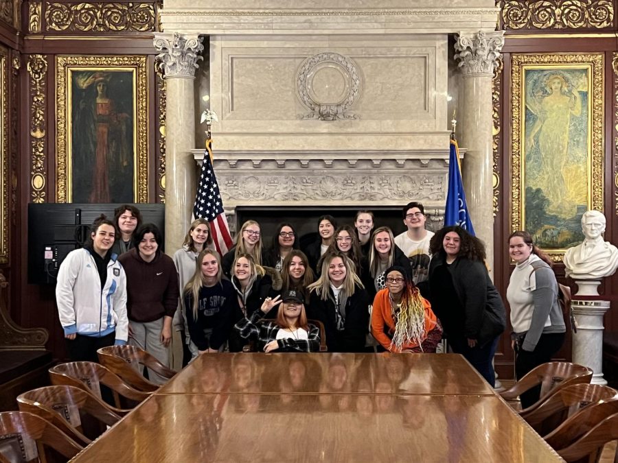The+Womens+Issues+class+takes+a+picture+in+front+of+a+fireplace+in+the+Governers+Conference+Room+at+the+State+Capitol.