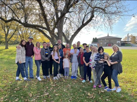 All of the newcomers SRAP has resettled as of autumn 2022 gathered together for a photo. Five families and two individuals soon came after.